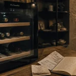 Petite cave a vin : bouteilles couchées et carnet de suivi, vieillissement