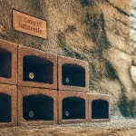 Cave à vin naturelle en pierre, cave voûtée, casiers et bouteilles