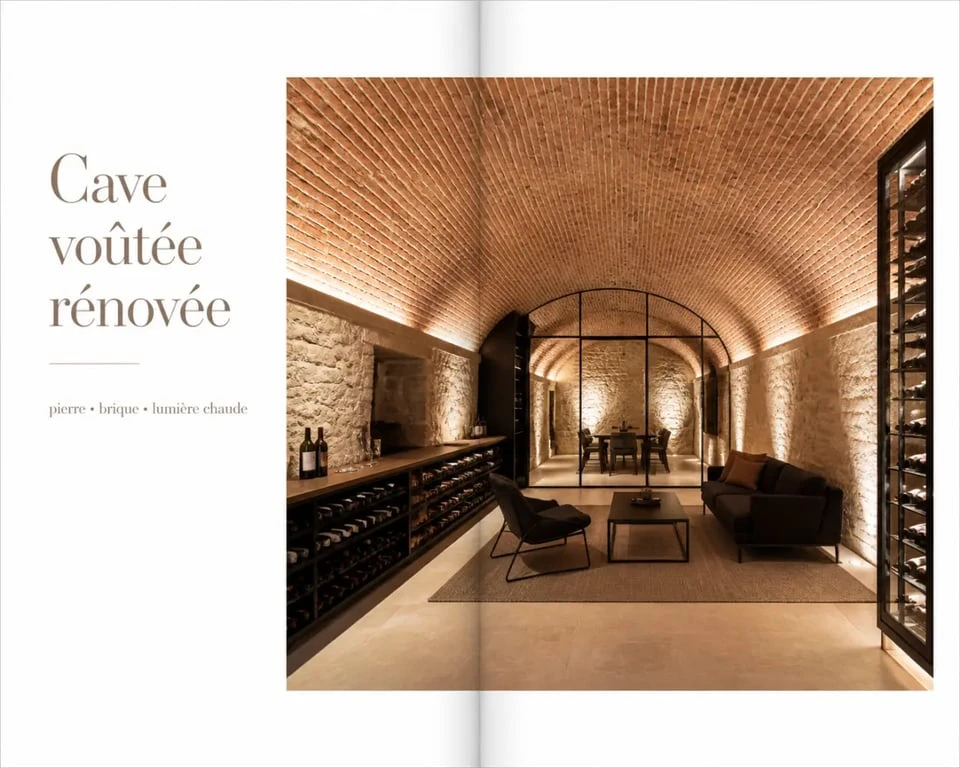 Cave voûtée rénovée avec éclairage chaleureux et ambiance cosy