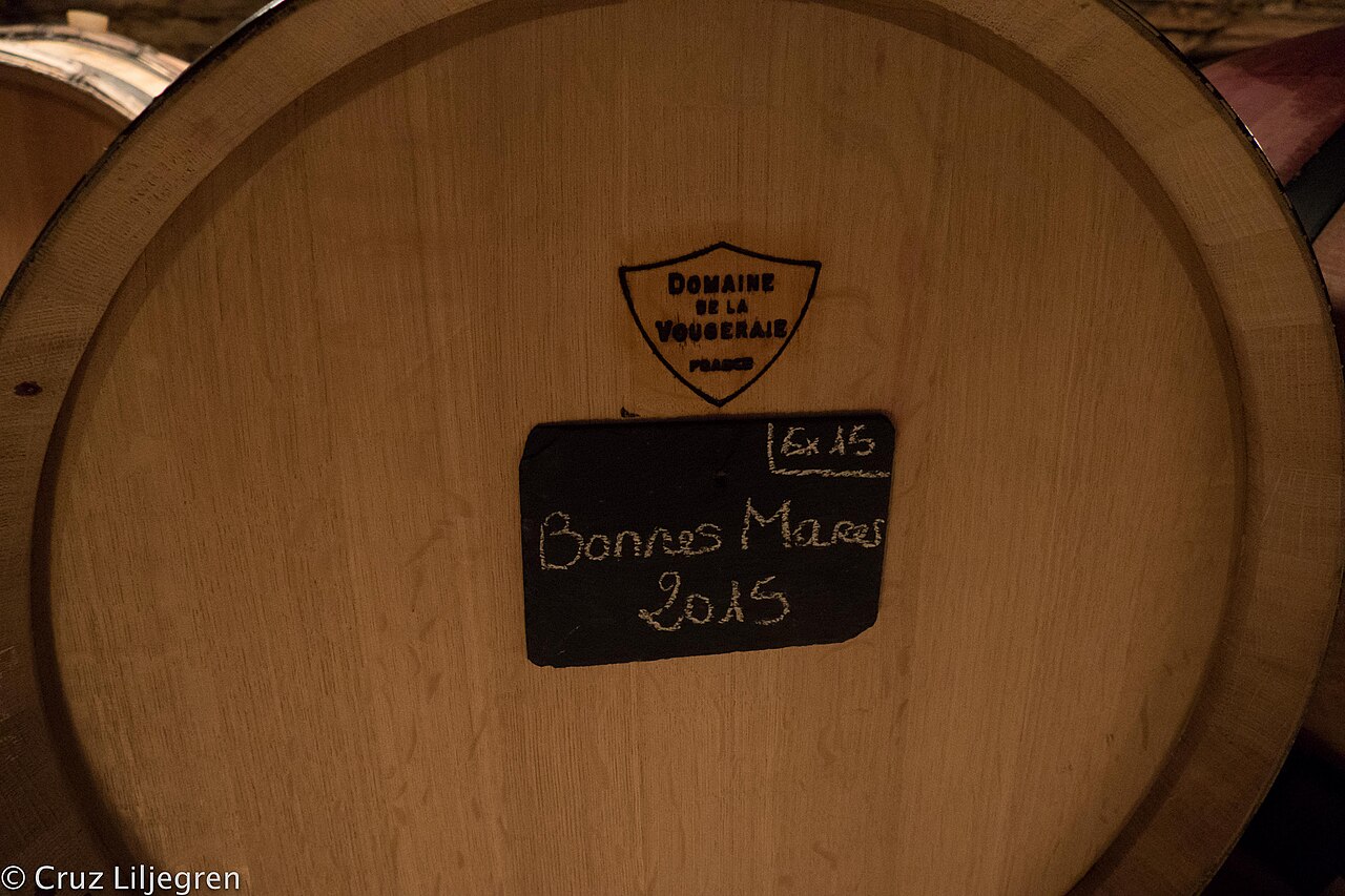 Un fût de Bonnes-Mares 2015 au domaine de la Vougeraie.