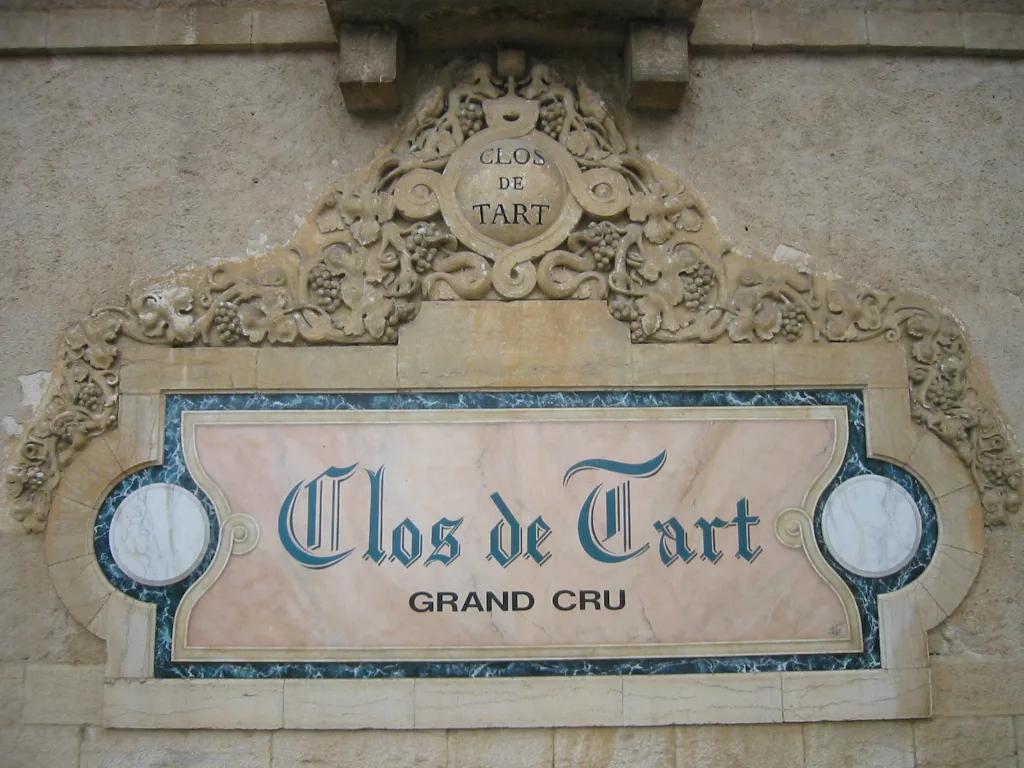 Le nom sur la façade du clos de Tart.