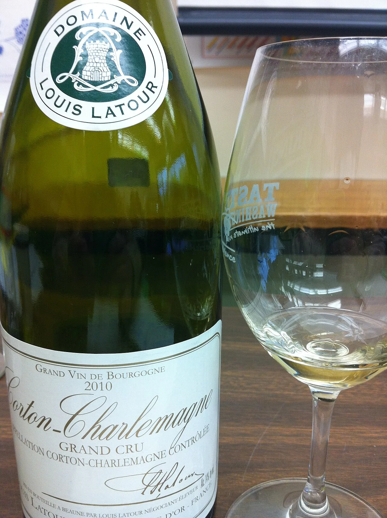 Une bouteille de Corton-Charlemagne, maison Louis Latour.