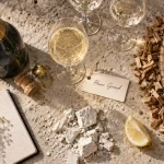Champagne Henri Giraud : dégustation et fût d’Argonne, verre et craie sur table
